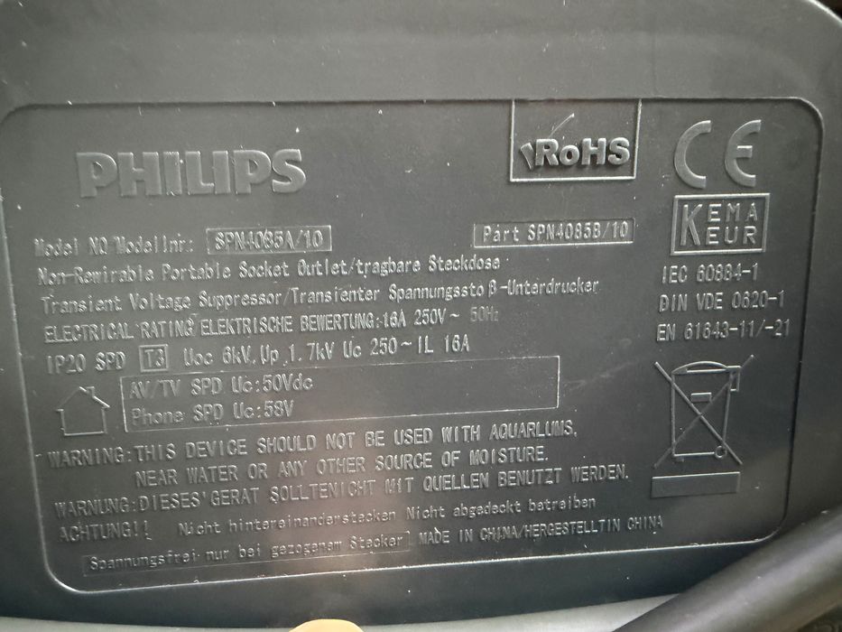 Prelungitor PHILIPS, 3 m cu 8 prize, protecție la supratensiune