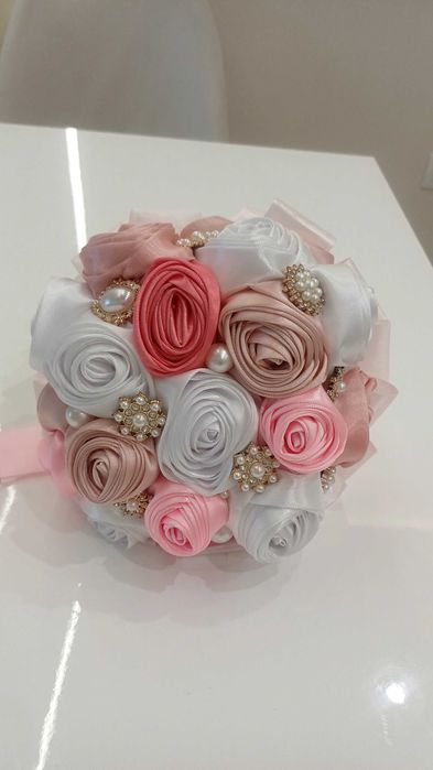 Уникални букети от сатенени рози