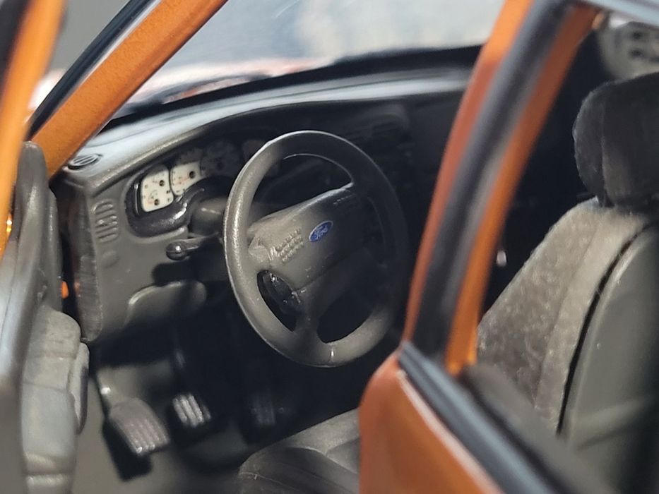 Ford Explorer Sport Trac Orange Maisto модел 1/18 

Отваря