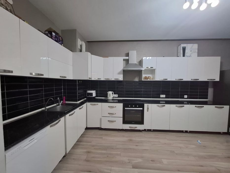 Кухонный гарнитур (в отличном состоянии)