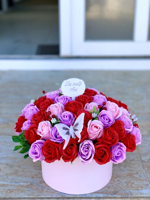 Ornament cutie cos cu flori de sapun trandafiri