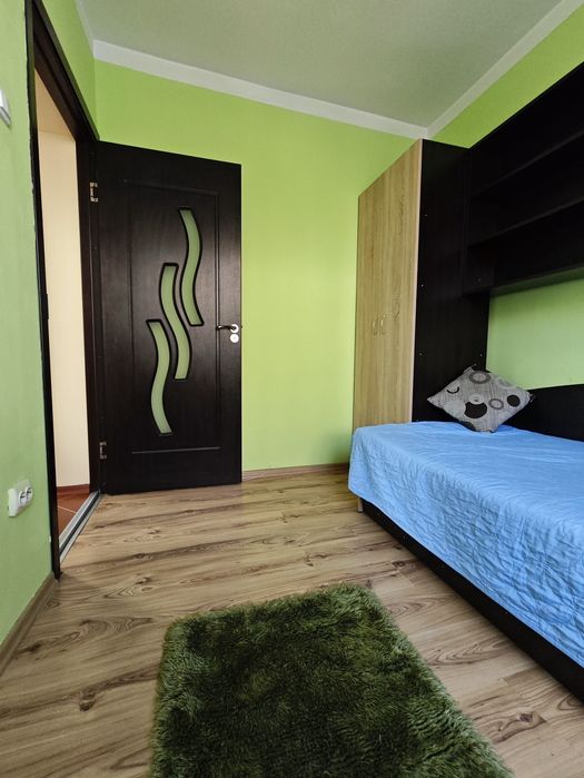 P F Vând apartamente 3 camere decomandat etajul 3 din 4 zonă centrală