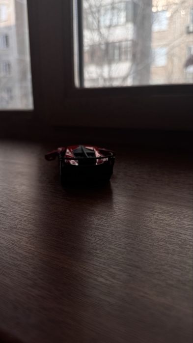 Красная машина марка Бугатти