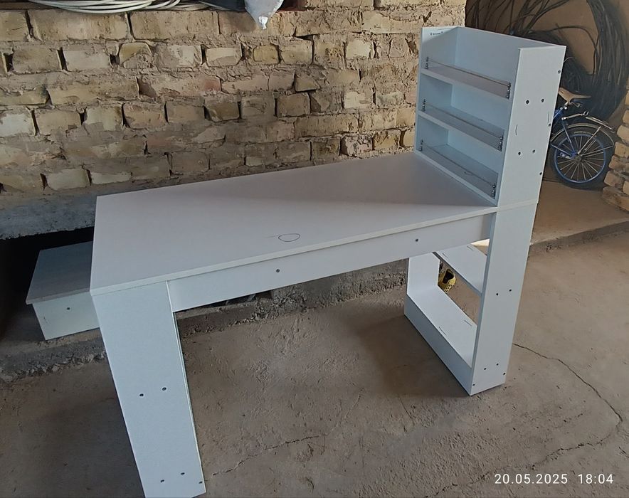 Маникюрный стол продаётся.