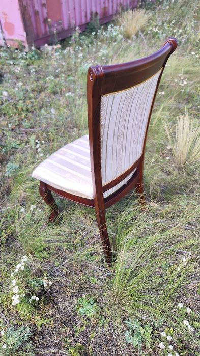 Стулья из дерева.