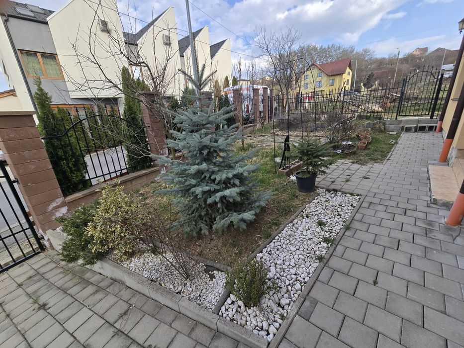 Apartament 3 camere, 2 bai (100mp, pretabil muncitori), curte proprie,