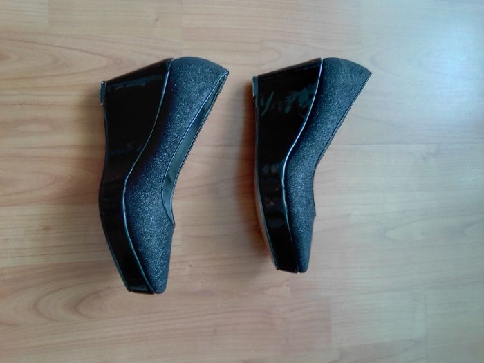 Продавам елегантни дамски обувки.