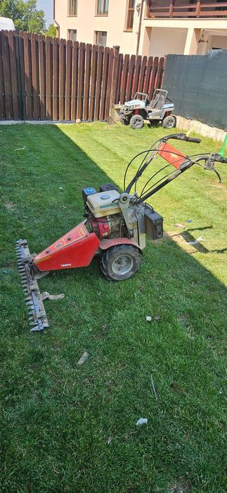 Motocoasa lama si gazon