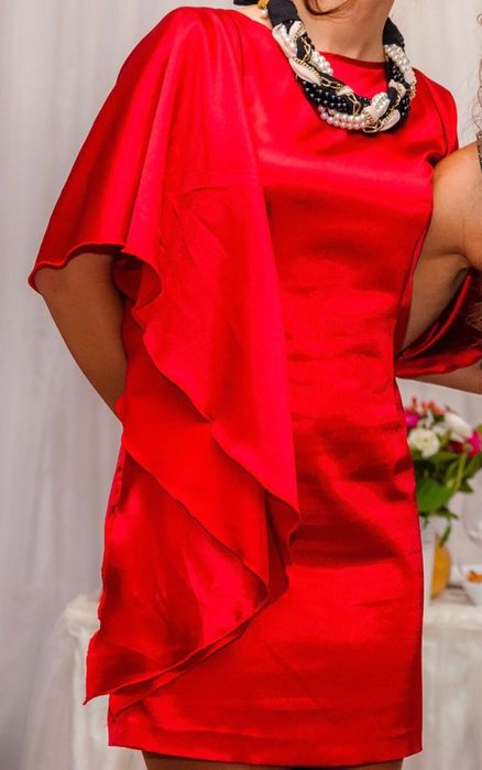 Rochie satin, rosie, mâneca fluture și lanț auriu pe spate