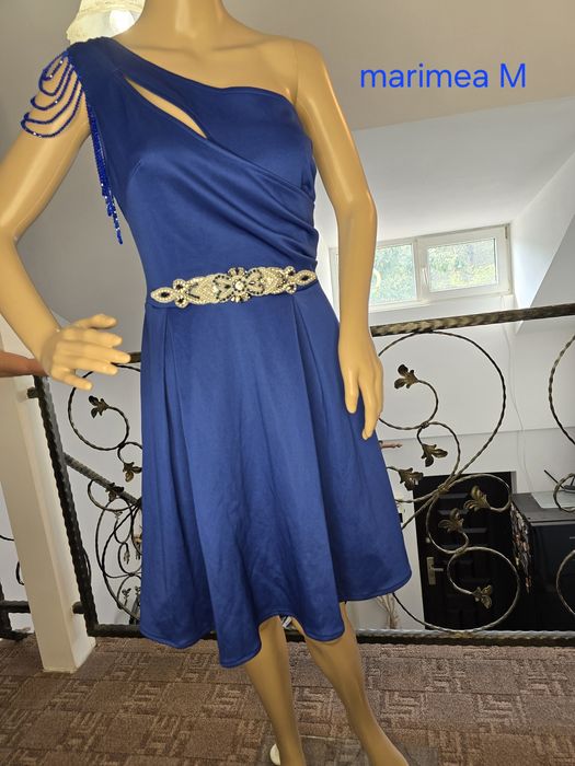 Rochie albastră cu umăr gol