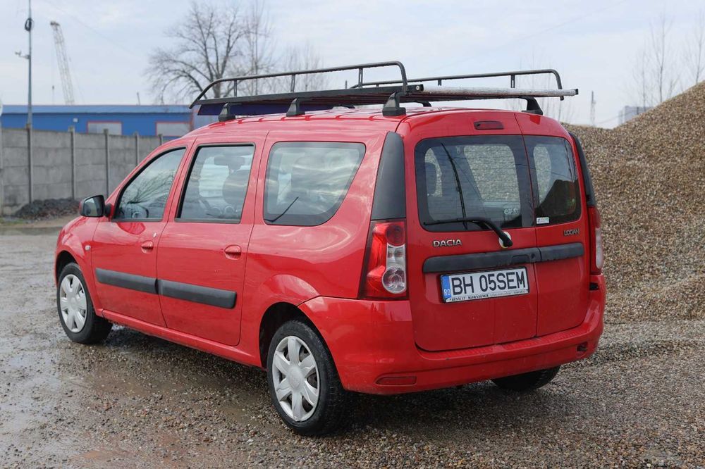 Vand masina Dacia Logan MCV rosie veterana de razboi,dar încă în forma