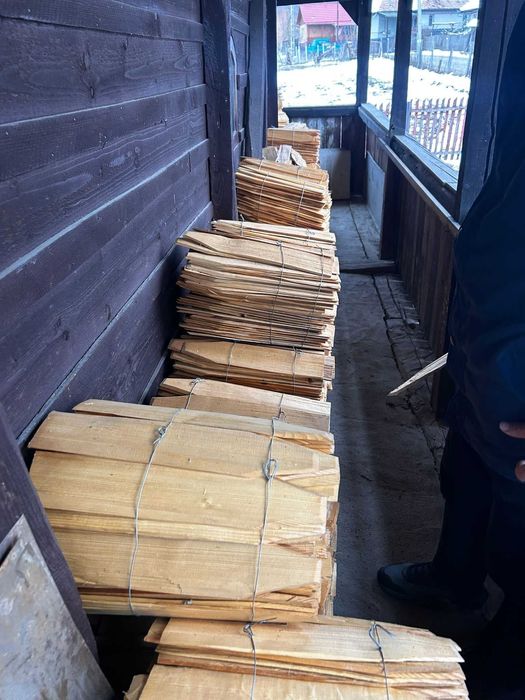 Vând  șindrilă  din lemn pentru acoperiș