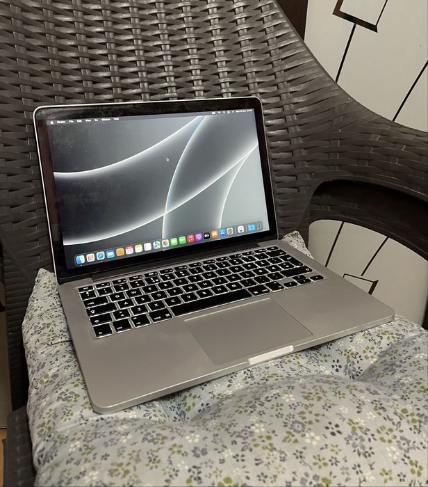 • Macbook  Pro • Retina •