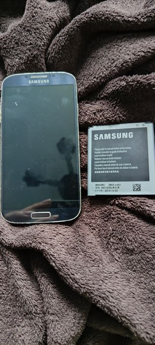 Telefon Samsung S4 mini  pentru piese scăpat în apă nu se aprinde ecranul plus o baterie nouă și o folie pentru ecran