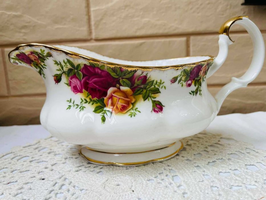 ROYAL ALBERT красива голяма сосиера от Англия