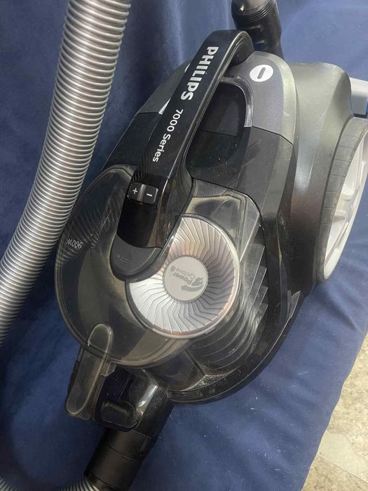 Прахосмукачка без торба Philips 7000