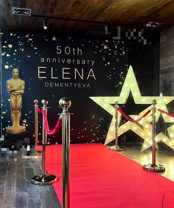 Оформление фотозоны пресс сцены баннеры арки из шаров цветов