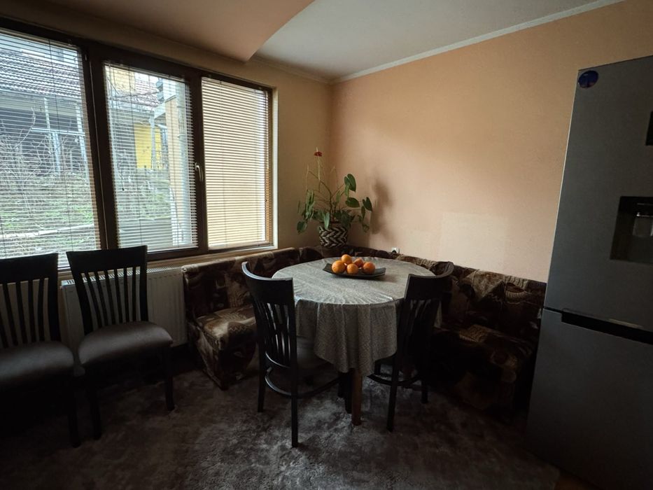 Продават етаж от къща