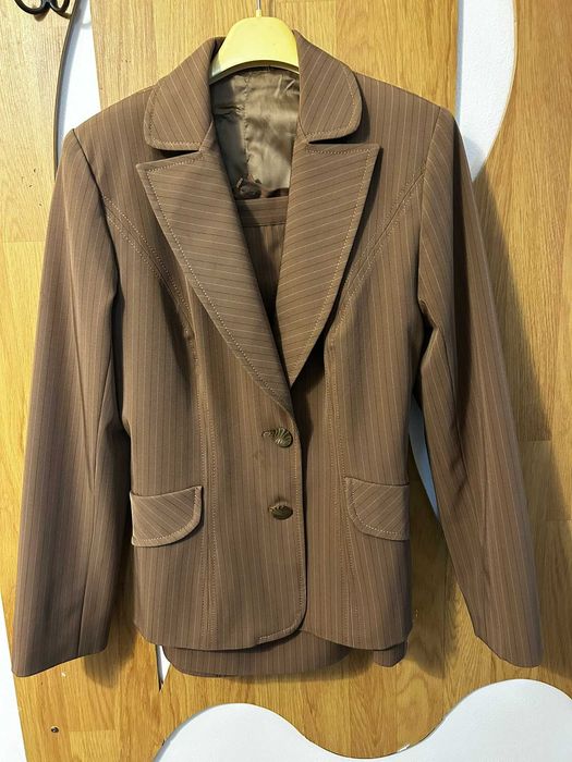 Costum bej, material cu dungi