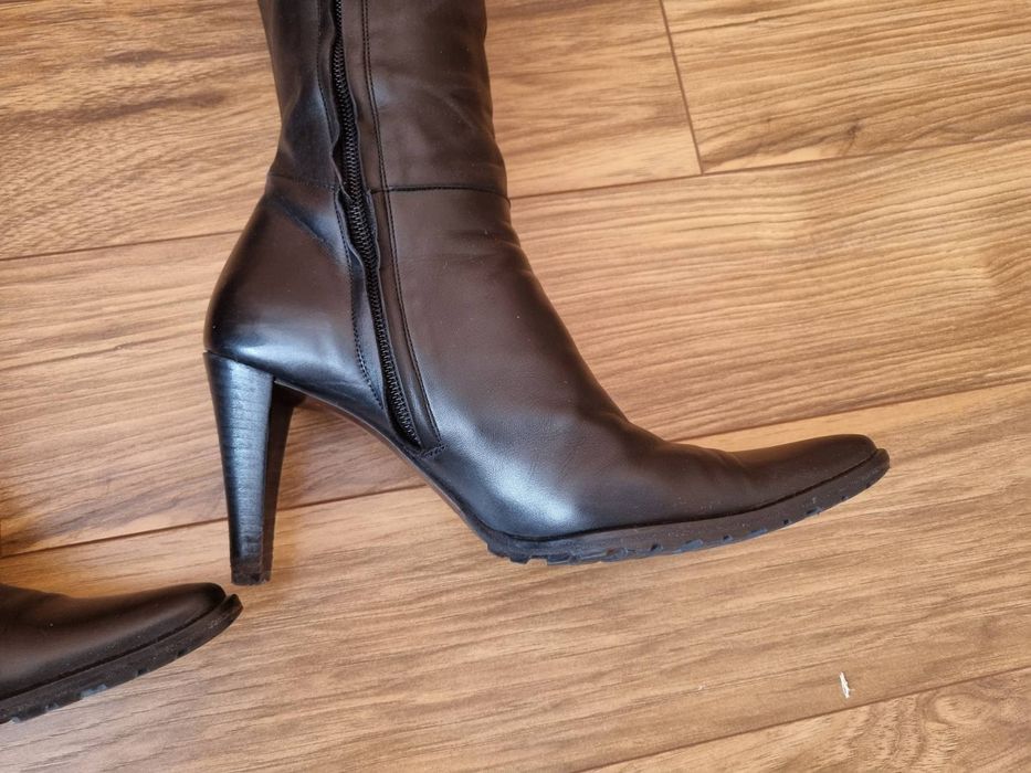 Продавам черни кожени ботуши на фирмата Max Mara