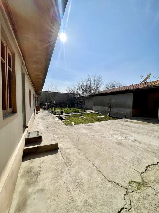 Pobeda maxallasida Xovli sotiladi Yolni yuzida joylashgan.9sotix 9xona