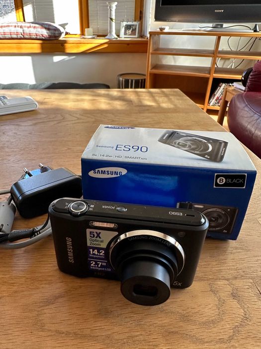 Компактен цифров фотоапарат Samsung ES90 +подарък SD карта SanDisk 2GB