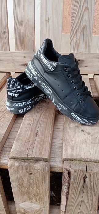 Vând adidași în stare bună