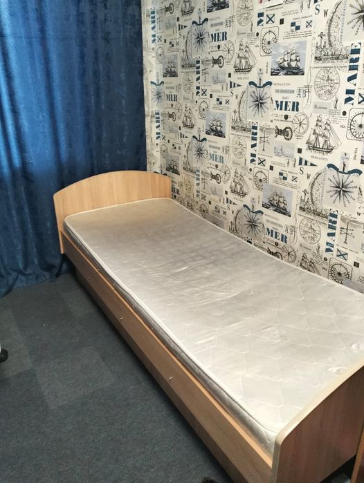 Кровать односпальная с матрасом