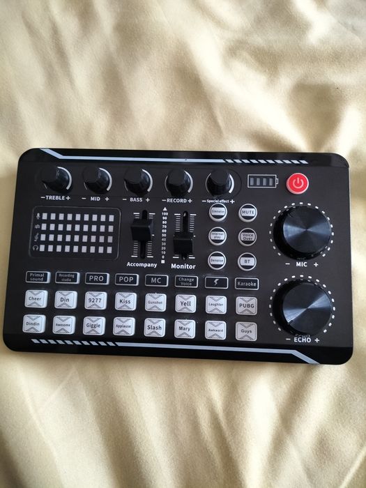 Placă de sunet audio externă cu efecte, bluetooth și baterie.