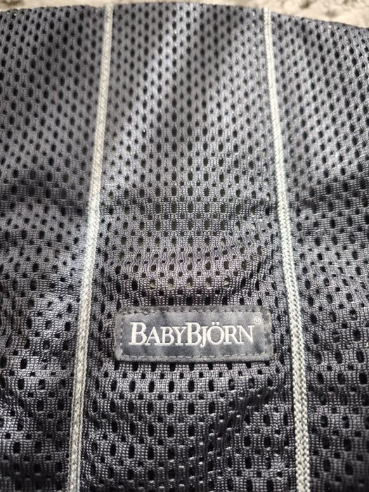 Marsupiu anatomic BabyBjorn Mini Anthracite – 0-12 luni