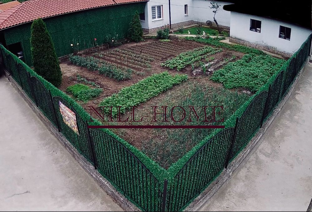 Поцинкована мрежа с декорация(изкуствена трева) 4мм тел/40мм око