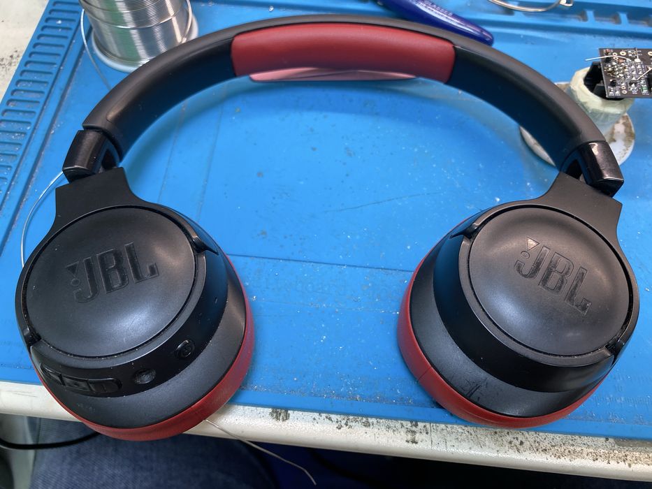 Продам наушники jbl bt720