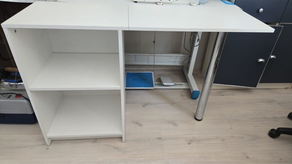 Продам столик с полками