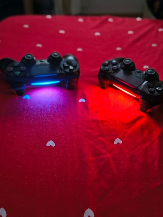 Vând PlayStation 4