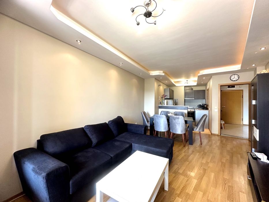 Дава се под наем Тристаен апартамент в Варна, Център - 90 кв.м за 488.58 € - Снимка #1