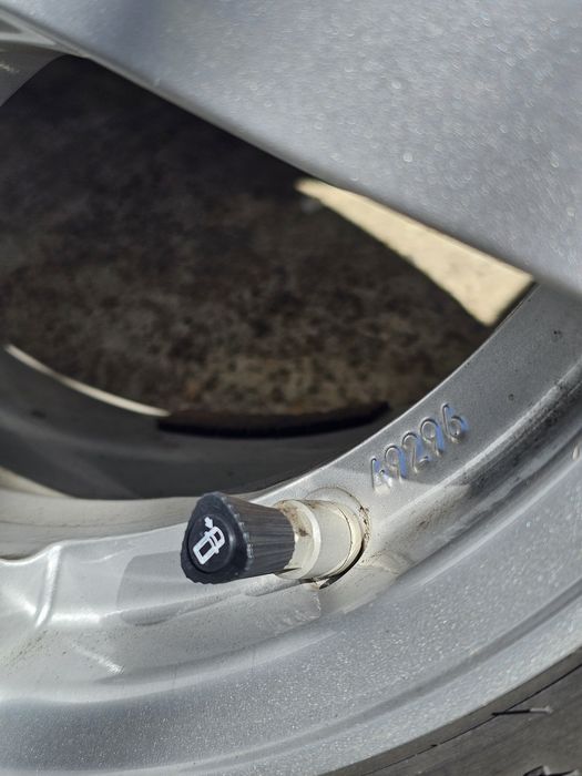 Roți de iarnă 215/55/R16 - jante aliaj + senzori presiune + anvelope Nokian