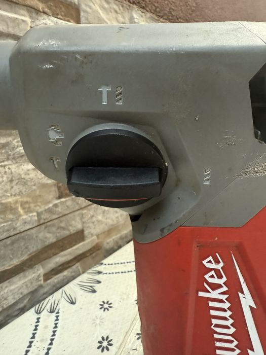 Акумулаторен безчетков перфоратор Milwaukee M18