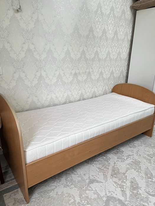 Кровать с матрасом