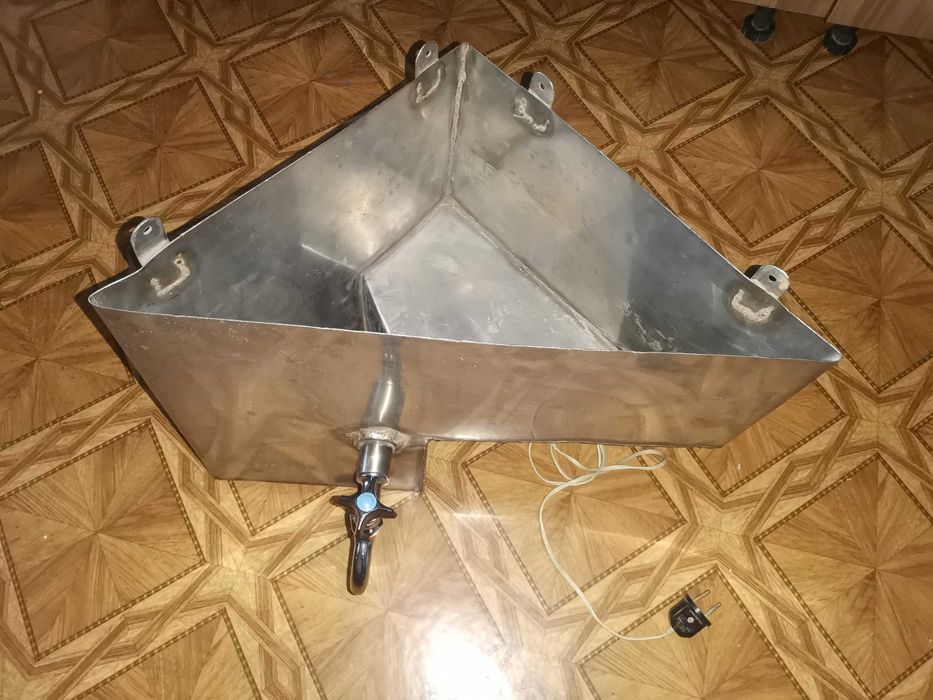 Бак для воды на дачу на 10 л на дачу, с нагревателем на 1000 Вт