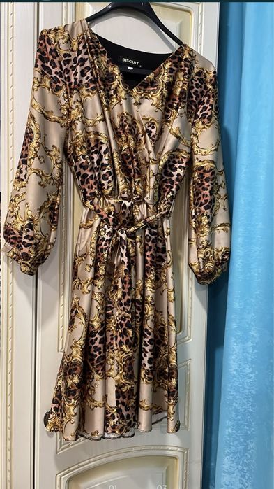 Красивое атласное платье