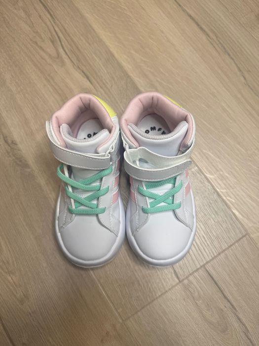 Спортни обувки за момиче Adidas