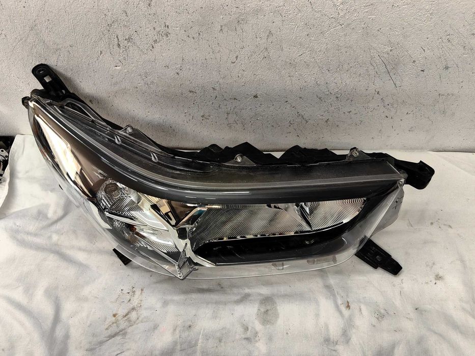 Оригинални  фарове Ляв Десен  Тойота  Toyota Hilux 2018