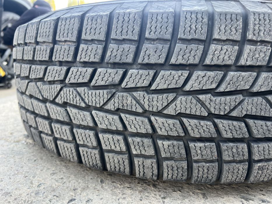 Skoda R17 диски с зимней резиной 235/65/17 Rotalla почти новая