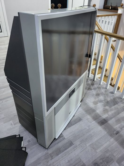 LG телевизор на колесиках