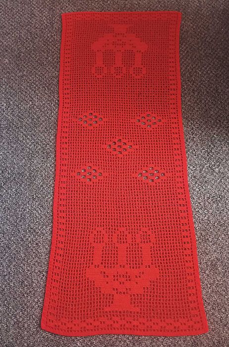 fata de masa noua dantela crosetata rosie  116/46 cm