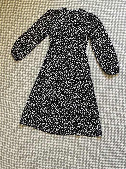 Женское платье с вырезом