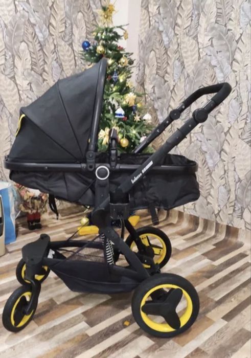 Коляска складывается