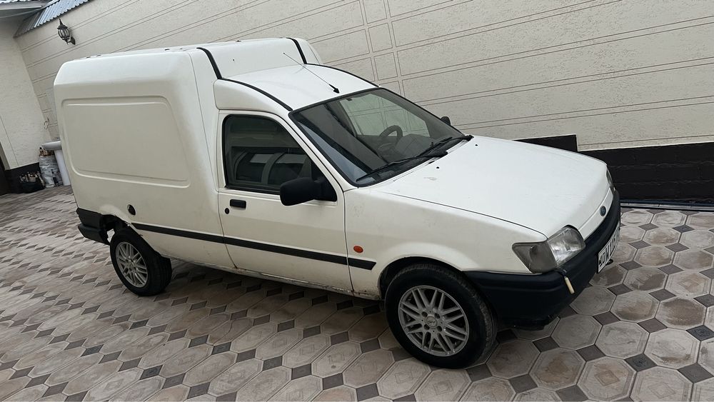 Ford Courier сотилади (бензин) на ходу