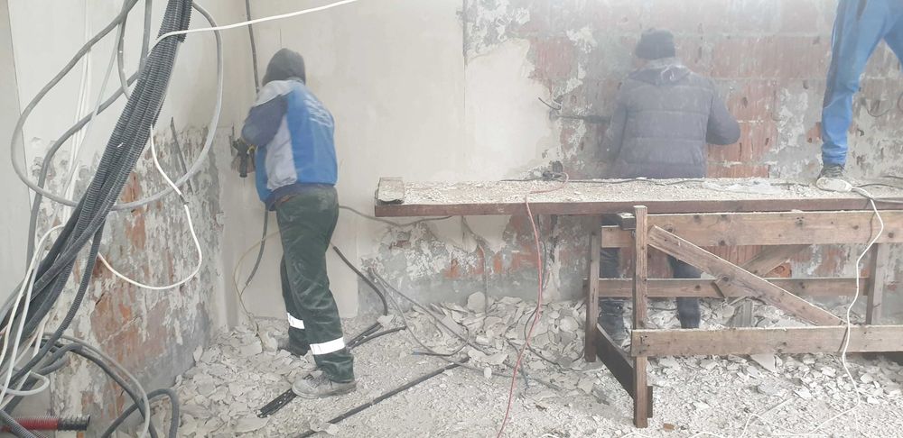 curatenie apartamente , demolat pereți , decapare gresie faianța parchet