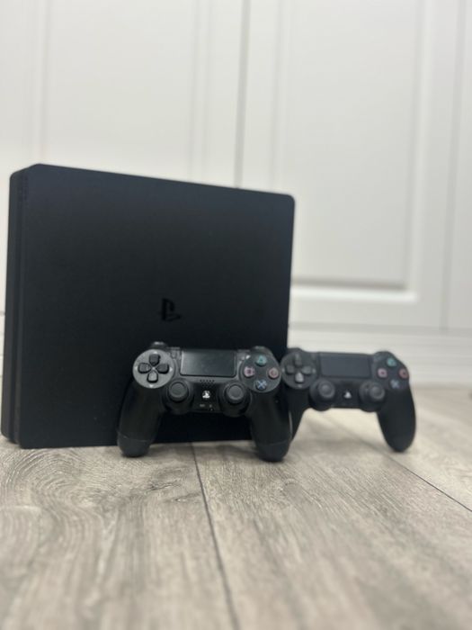 Продается Playstation 4 в отличном состоянии